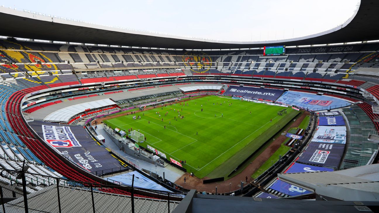 VIDEO: Captan a un aficionado exhibiendo bandera de Palestina en el Estadio Azteca