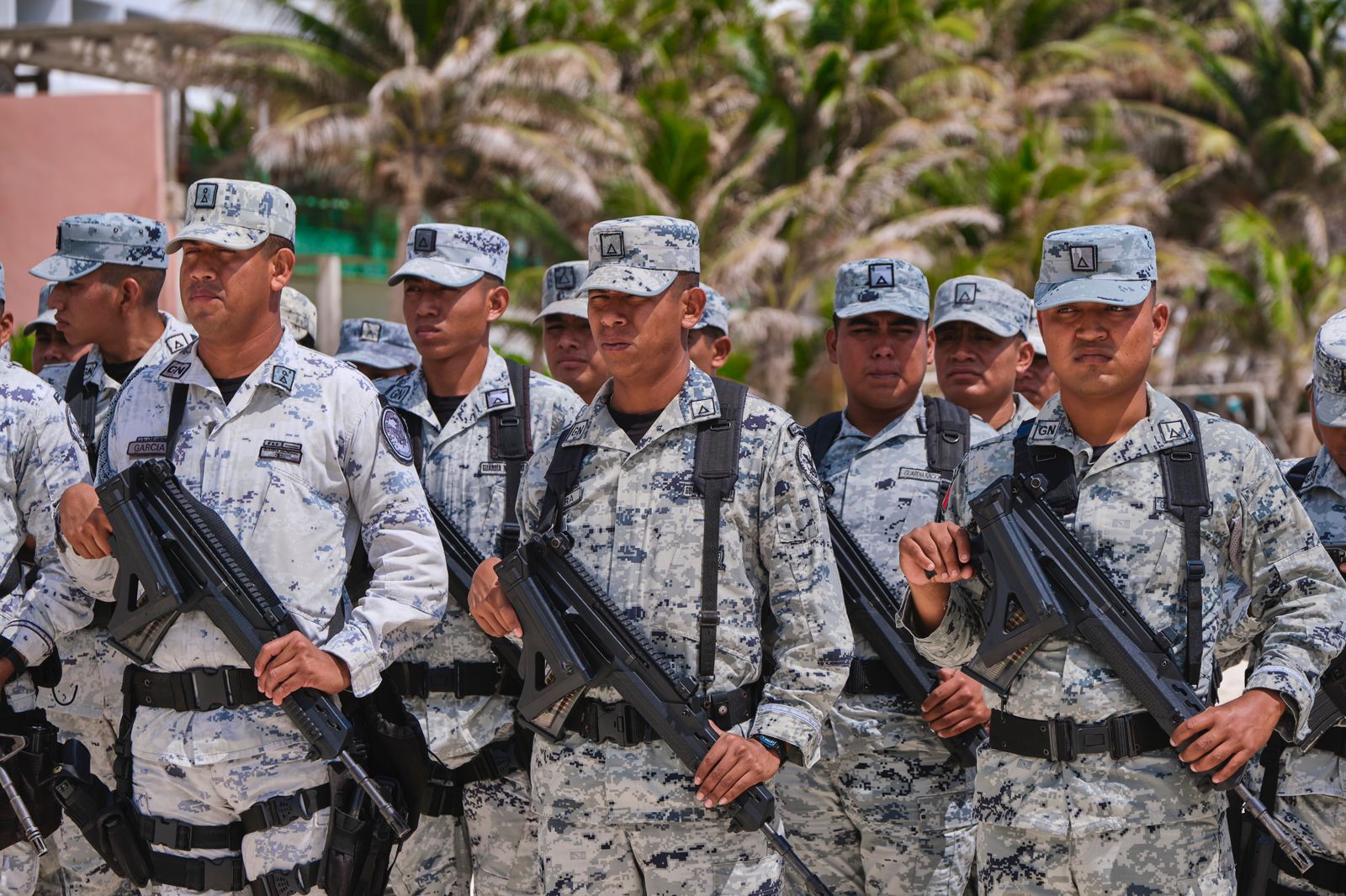 Cancún.- Ante la presencia de la gobernadora Mara Lezama Espinosa, el Secretario de la Defensa Nacional (SEDENA) Luis Cresencio Sandoval informó que 3 mil 200 elementos de la Guardia Nacional llegarán a Quintana Roo para cubrir toda la seguridad del Tren Maya, y contribuir así a la construcción de paz en la entidad. Además, adelantó que en la entidad habrá 3 nuevas bases aéreas de la Fuerza Aérea Mexicana y 5 aeronaves destinadas exclusivamente para la seguridad del tren, de modo que este medio de transporte estará blindado para la seguridad y protección de los usuarios. El titular de la SEDENA añadió que, además, 2 mil 454 elementos de la Guardia Nacional se encuentran desplegados en Quintana Roo. Cresencio Sandoval destacó el número de efectivos que contribuyen a la construcción de paz y seguridad de las y los habitantes de Quintana Roo, así como de visitantes y turistas: 658 elementos de la policía estatal, 4 mil 339 de las policías municipales, mil 776 del Ejército y Fuerza Aérea, 2 mil 230 de la Secretaría de Marina, 2 mil 727 de la Guardia Nacional, entre ellos 550 elementos del batallón turístico. En total, 11 mil 730 elementos de seguridad están encargados de la protección y seguridad en Quintana Roo, en donde todos los delitos van a la baja, trabajando de manera coordinada con base en el Nuevo Acuerdo por el Bienestar y Desarrollo al que convocó la gobernadora Mara Lezama desde el primer día de su administración. A toda esta fuerza policial, se suma la inversión histórica hecha por Mara Lezama, por más de 2 mil millones de pesos para la adquisición de 689 unidades vehiculares, 507 chalecos balísticos y un helicóptero para el fortalecimiento de la seguridad de la población.