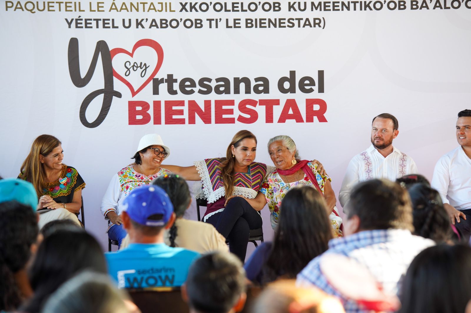 Entrega Mara Lezama apoyos a artesanos Bacalar