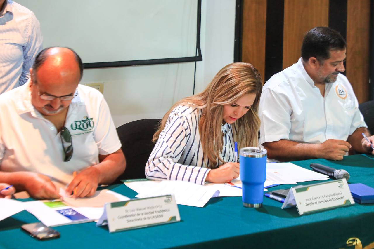 Firman convenio en beneficio de universitarios