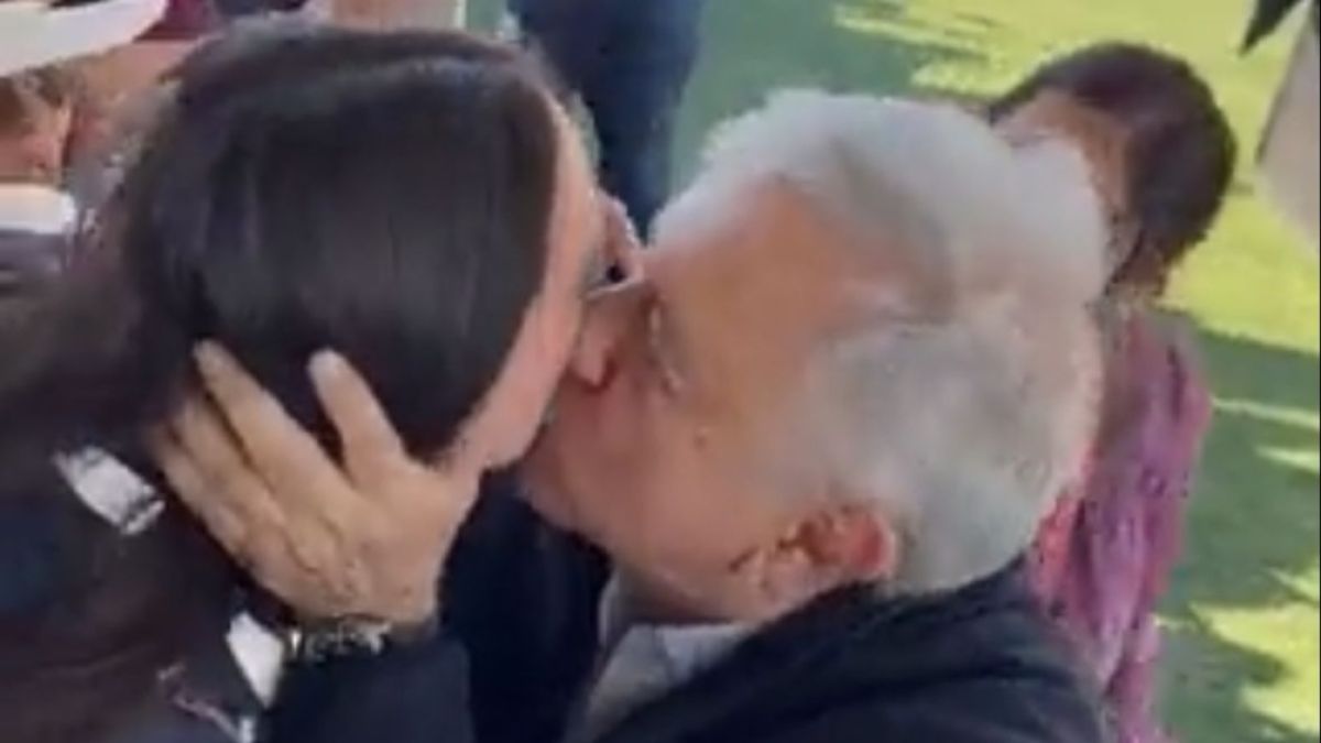 Beso de AMLO a mujer en Baja California genera polémica