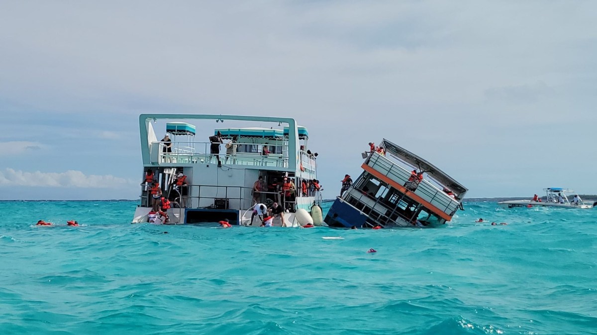 VIDEO: Captan dramático momento en que se hunde un ferry con turistas a bordo