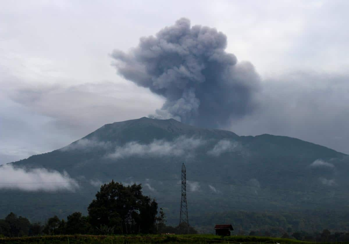 VIDEO: Más de 11 muertos y cientos de heridos tras la explosión del volcán Marapi en Indonesia