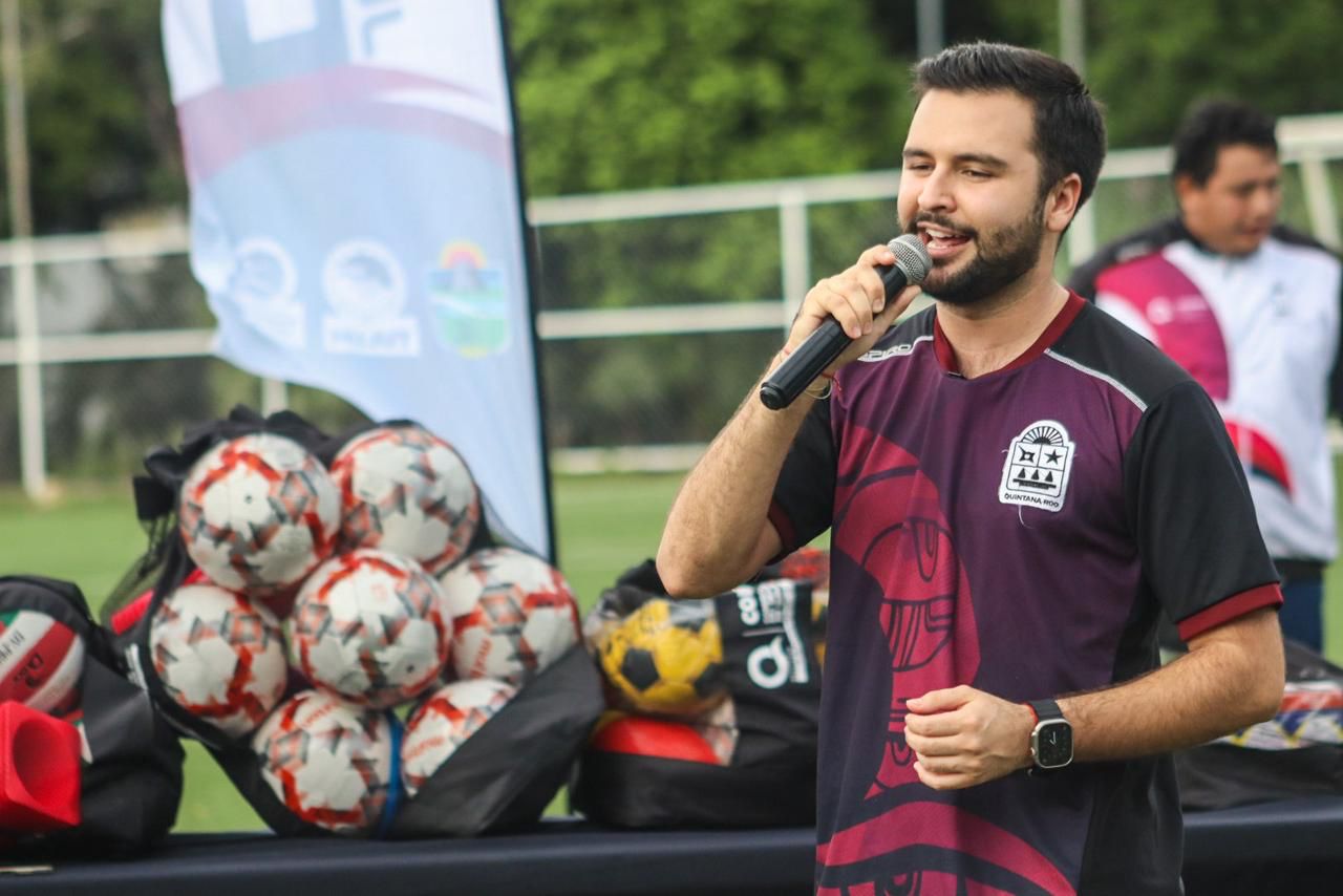 Respalda CODEQ a entrenadores de Tulum y Cozumel al entregar material deportivo