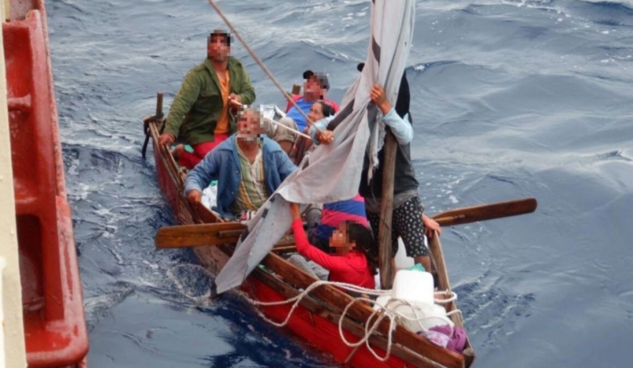 Rescata Marina a siete cubanos y un perro en Isla Mujeres