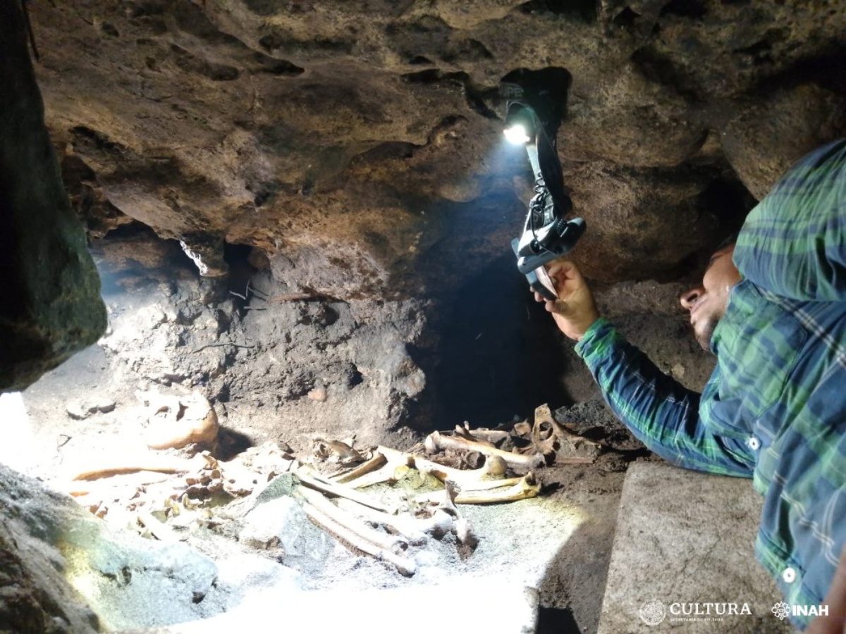 Descubren una cueva con restos humanos y decoración maya en Tulum