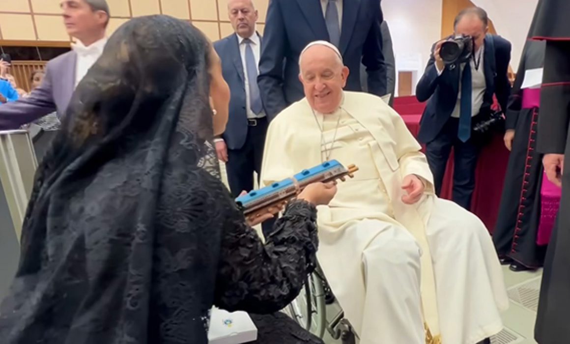 VIDEO: Gobernadora Mara Lezama regala mini Tren Maya al Papa Francisco en visita al Vaticano