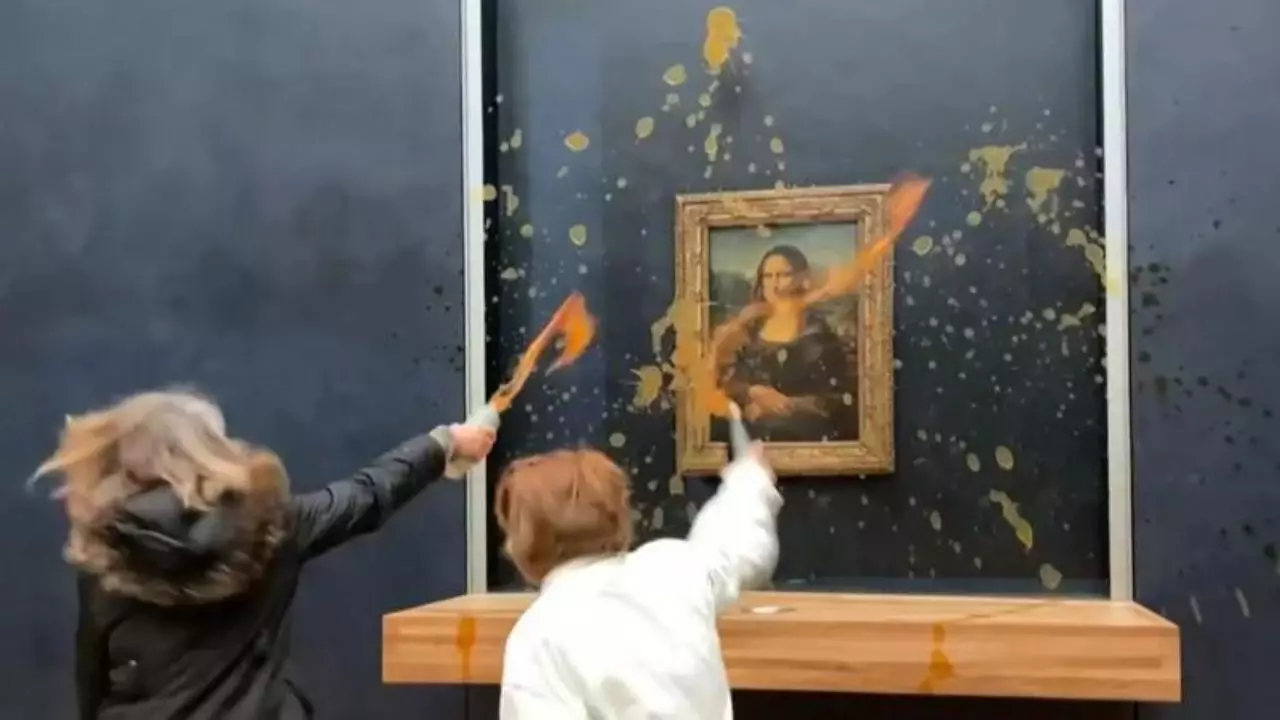 VIDEO: Activistas arrojan sopa a la Mona Lisa en el Louvre