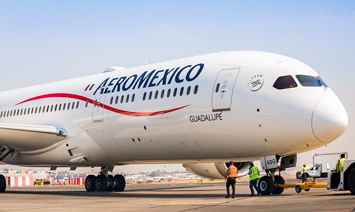 Detienen a pasajero de Aeroméxico que abrió puerta de emergencia; tenían 4 hrs encerrados