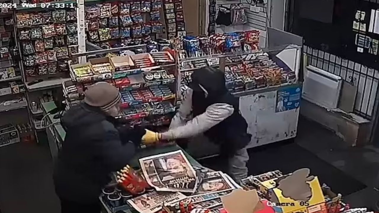 VIDEO: Golpean a adulto mayor encargado de una tienda para robarle dinero y cigarros