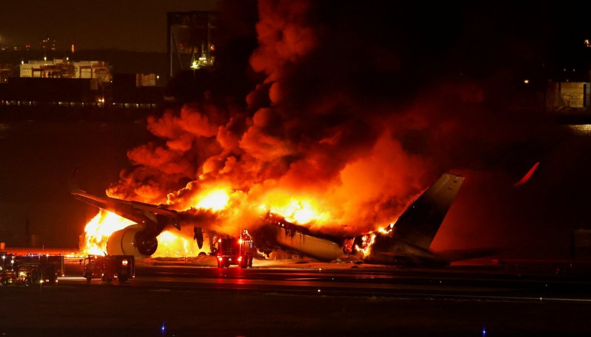 VIDEO: Cinco muertos tras el choque de dos aviones en el aeropuerto de Tokio