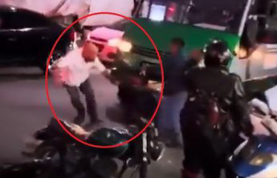 VIDEO: Microbusero es captado golpeando a mujer en calles de Coyoacán, CDMX