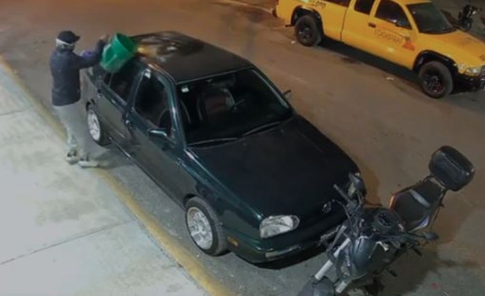 VIDEO: Presunto extorsionador incendia auto y por error se quema a sí mismo en Edomex