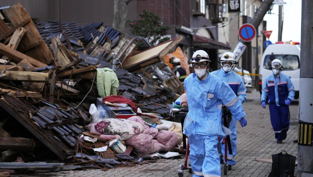 Mujer de 90 años es hallada viva bajo los escombros a 5 días del terremoto en Japón