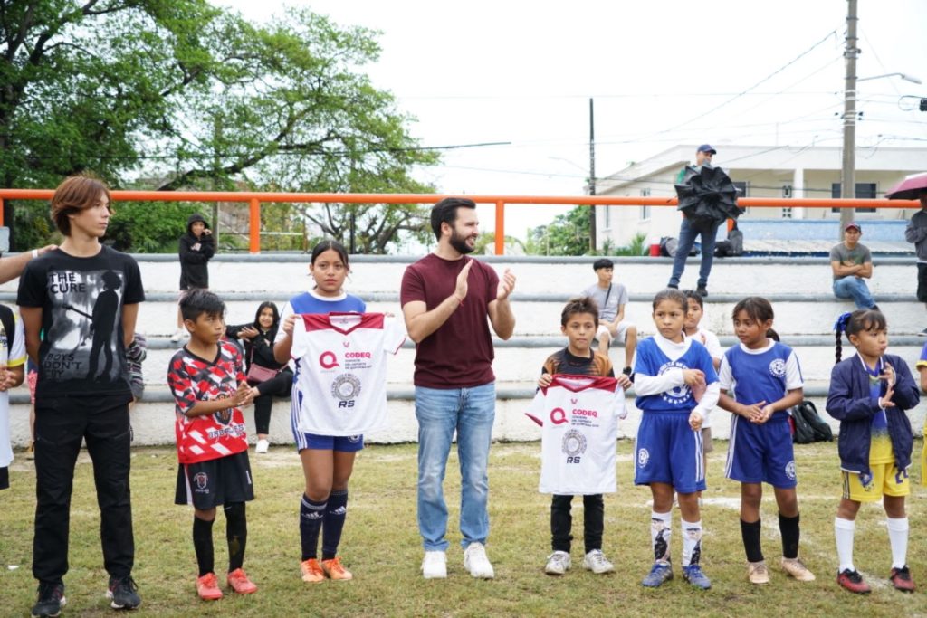 CODEQ fortalece al deporte popular con uniformes a equipos infantiles y juveniles de futbol