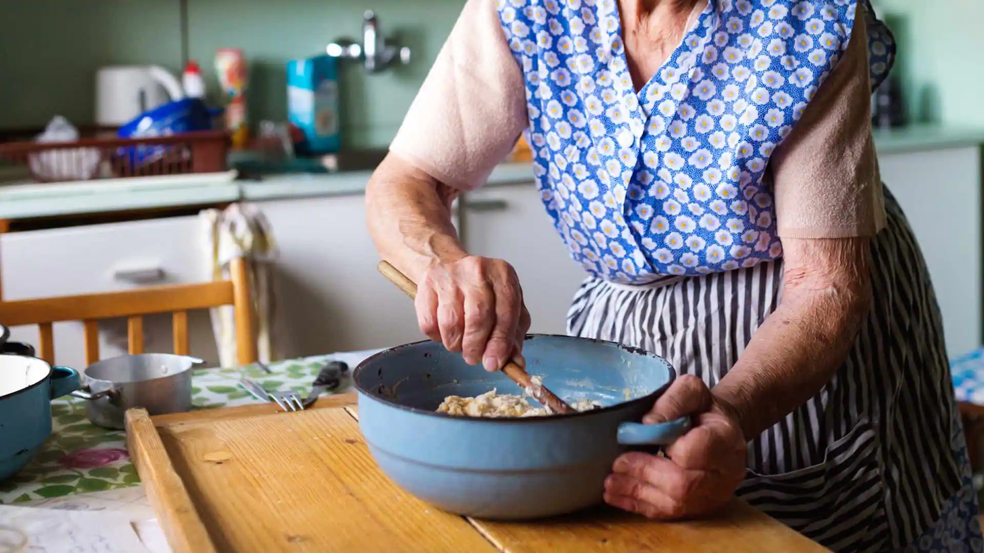 Abuela mata con buñuelos a su familia al confundir la leche con químicos