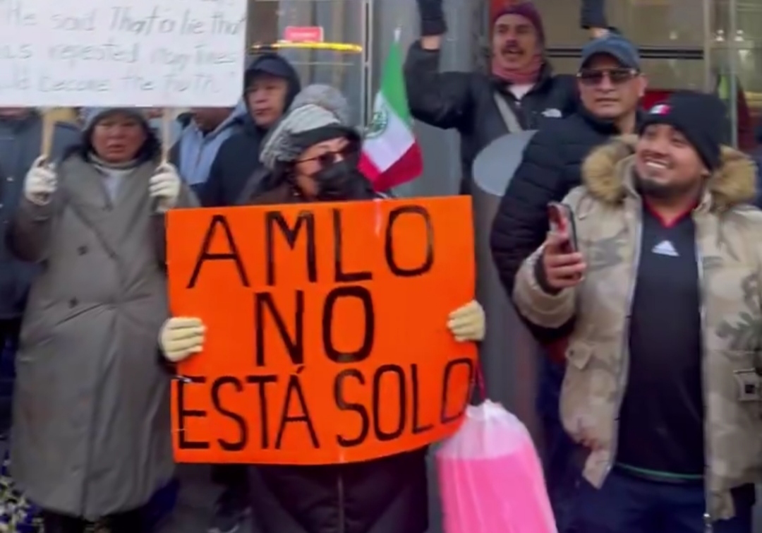 VIDEO: Mexicanos protestan en The New York Times por calumnias contra AMLO