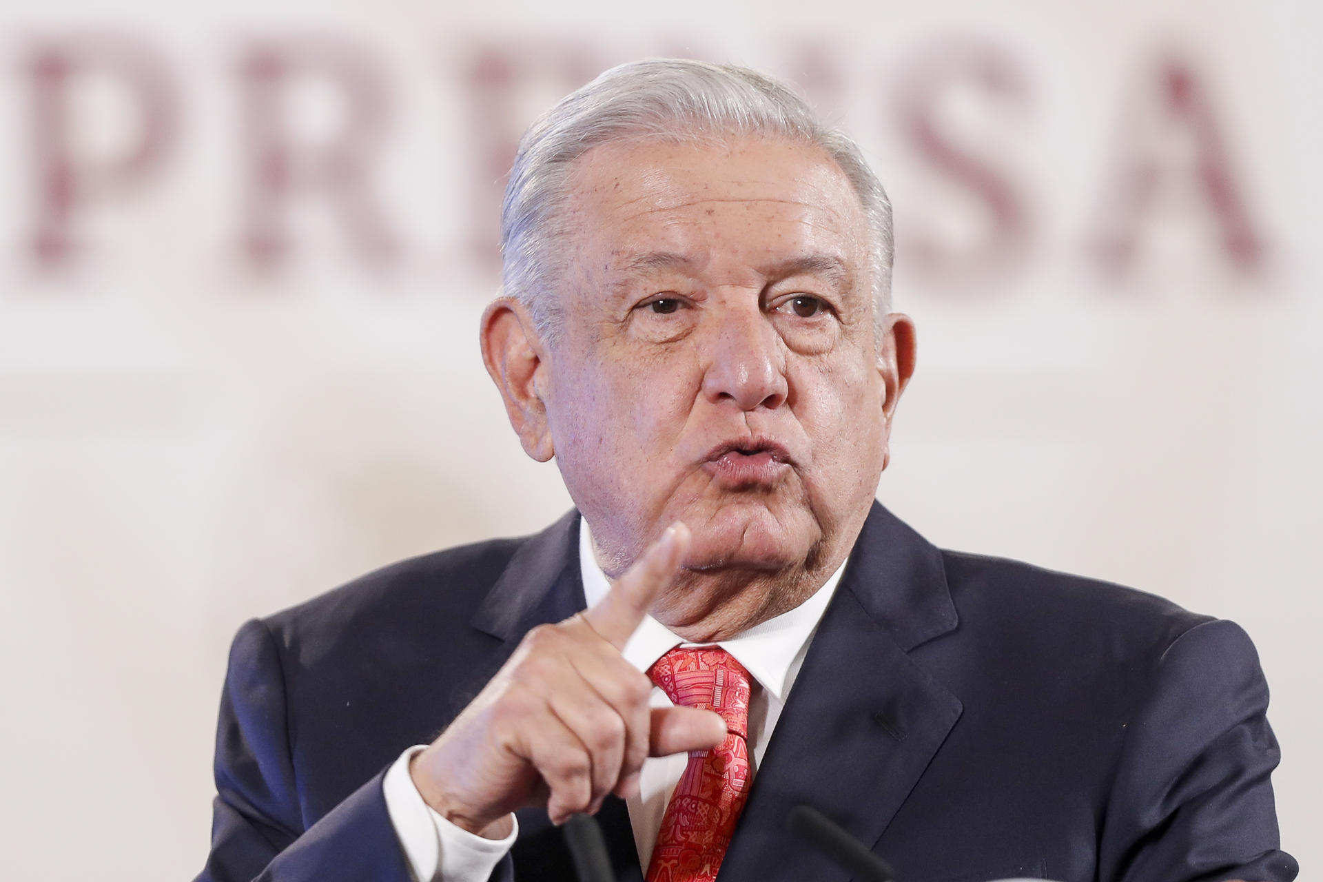 AMLO invita a Tim Golden a "la mañanera" para explicar su reportaje sobre la campaña presidencial de 2006