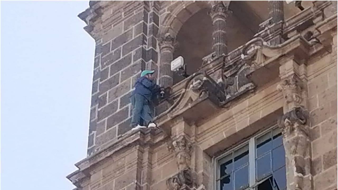 Rescatan a un hombre que intentó quitarse la vida desde el edificio de Gobierno en CDMX