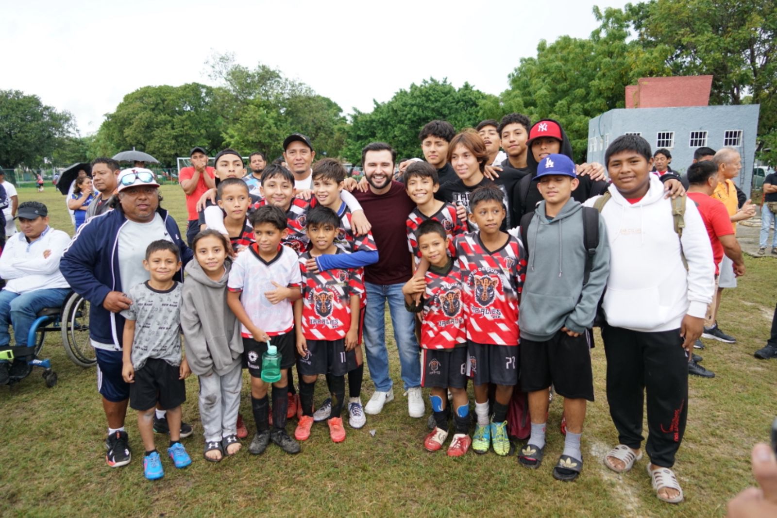 CODEQ fortalece al deporte popular con uniformes a equipos infantiles y juveniles de futbol