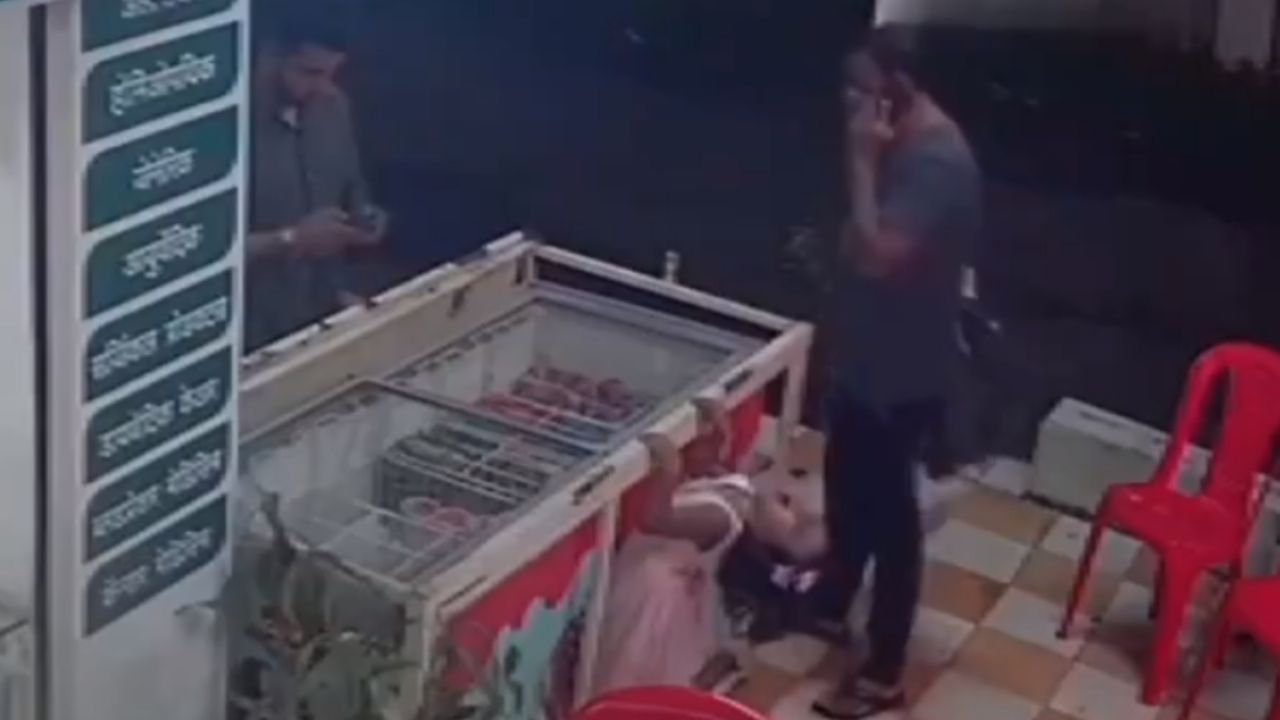 VIDEO: Niña se electrocuta mientras papá habla por teléfono