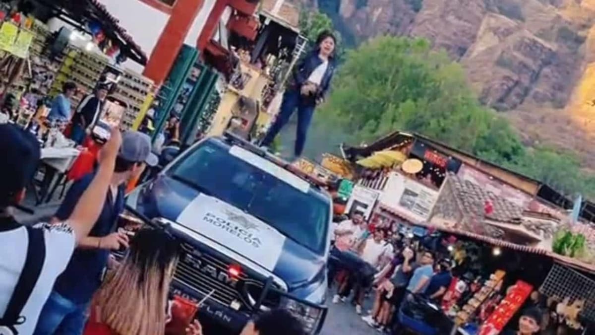 VIDEO: Mujer baila sobre una patrulla en Tepoztlán, Morelos y genera polémica en redes sociales