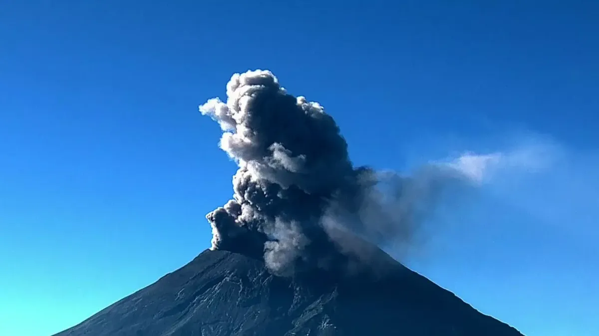 Popocatépetl: Suspenden vuelos en el aeropuerto de Puebla por caída de ceniza