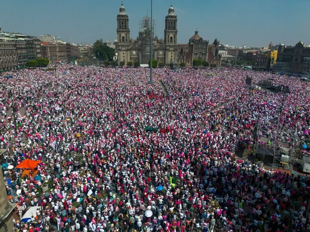 Gobierno dice que 90 mil personas fueron al Zócalo; organizadores reportan 700 mil