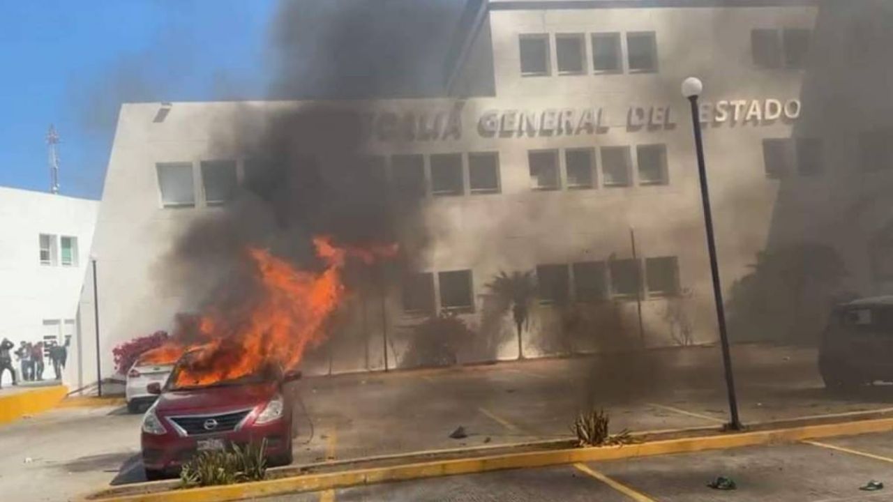 Normalistas de Ayotzinapa vandalizan fiscalía de Guerrero tras fuga de policía ligado a asesinato de estudiante