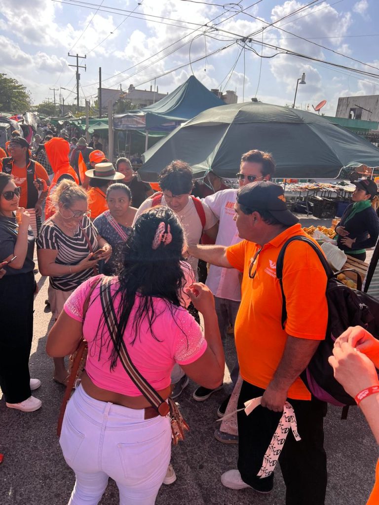 Roberto Palazuelos atiende inquietudes ciudadanas en su recorrido por colonias de Cancún