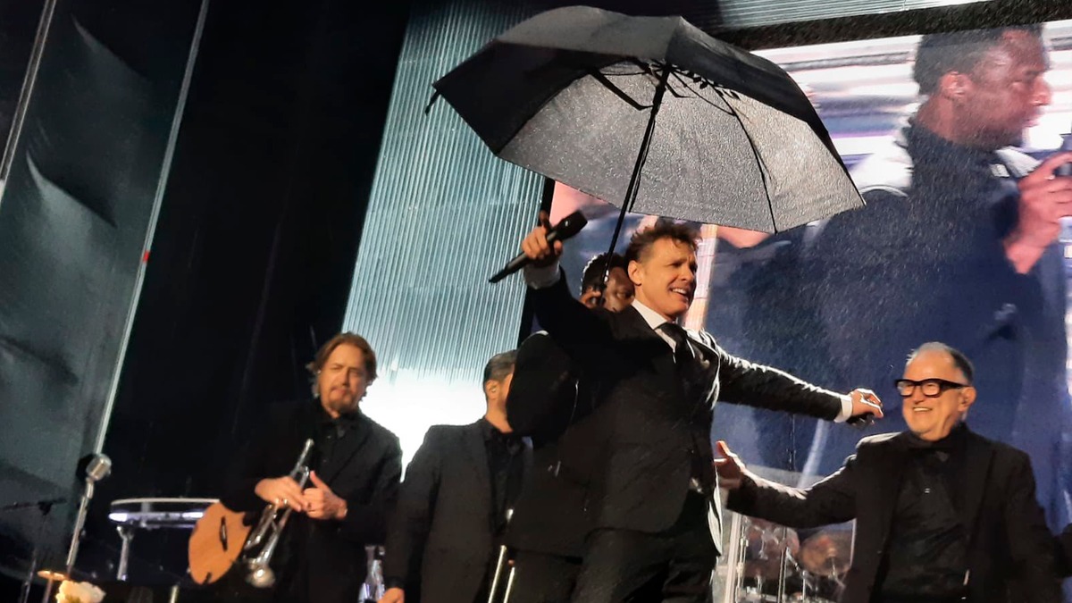 Critican a Luis Miguel por tener a un hombre cubriéndolo de la lluvia en concierto