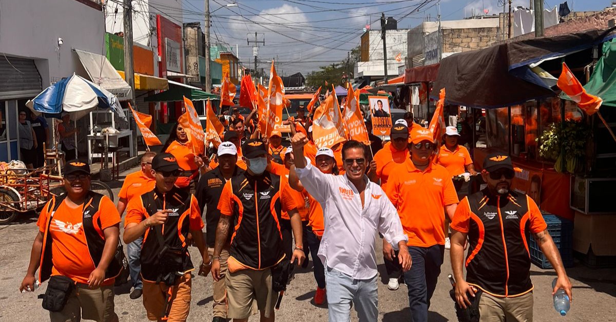 Roberto Palazuelos atiende inquietudes ciudadanas en su campaña por colonias de Cancún