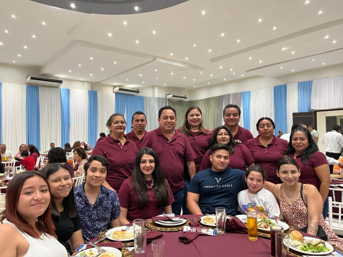 Chetumal, Q, Roo, 21 de marzo de 2024.- "Queremos regresarle a ustedes lo que por derecho les pertenece, la riqueza del sindicato es de todos y hoy, esta alianza taxista que me toca encabezar con la Planilla Terracota, ¡Se los devolverá!, afirmó Jacinto "Chinto" Aguilar ante socias y socios concesionarios de esta ciudad capital. Jacinto "Chinto" Aguilar y los integrantes de su planilla Terracota se reunieron esta noche con aproximadamente 200 concesionarios y concesionarios de Chetumal, quienes escucharon con interés cada una de las propuestas del candidato a la Secretaría General del Sindicato de Taxistas, Lázaro Cárdenas del Río. Entre las propuestas destacan:Transparentar los recursos sindicales, duplicar el fondo de defunción; otorgar el bono de fin de año a todos los socios concesionarios. Festejo y bono del día de las madres a las socias concesionarias. festejo del día del padre y del día del niño, becas para los hijos de concesionarios y apoyo al deporte. Retomar las jornadas de salud y la capacitación, así como implementar transporte para personas con discapacidad. Luego de escuchar al candidato de la Planilla Terracota, socios concesionarios presentes le expresaron su apoyo porque dijeron, "es un hombre que cumple su palabra". Además ante los concesionarios, Jacinto "Chinto" Aguilar fue enfático al afirmar: "No me mueve ni la ambición de poder ni mucho menos la ambición económica; mi mayor motivo son ustedes". "Me queda claro que no nos podemos llamar familia taxista si no buscamos el bien común de todos nosotros y el compromiso que estamos haciendo el día de hoy, la Planilla Terracota y la Alianza Taxista es devolverles a todos ustedes, no solo la riqueza que genera nuestra organización sino el orgullo de pertenecer al sindicato de taxistas Lázaro Cárdenas del Rio.