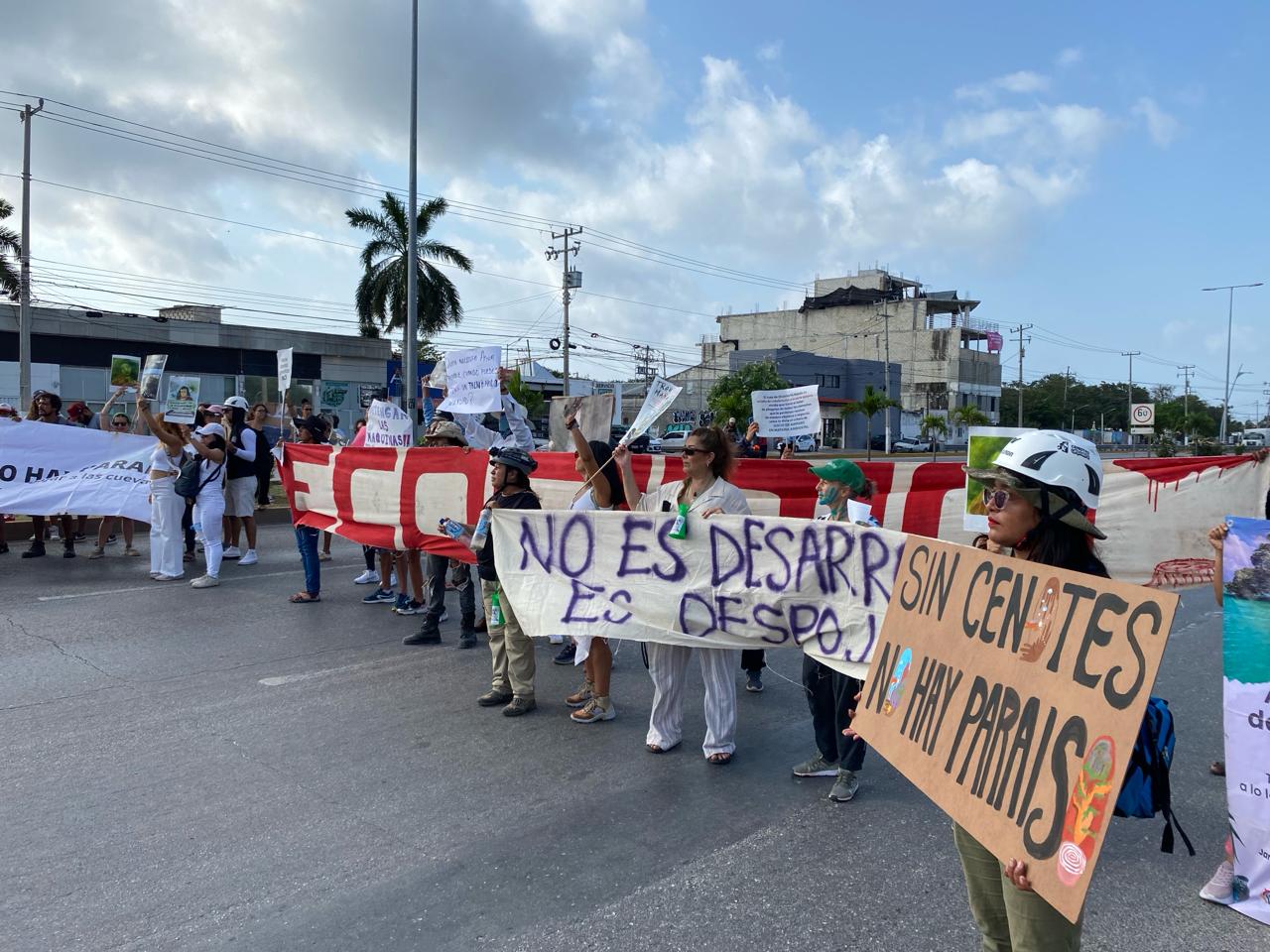 Manifestantes bloquean entrada a Playa del Carmen en protesta por el Tren Maya