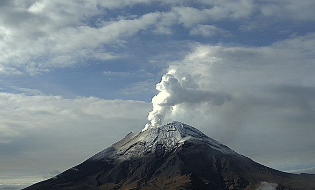 VIDEO: Puebla amanece "bañado" de ceniza del volcán Popocatépetl