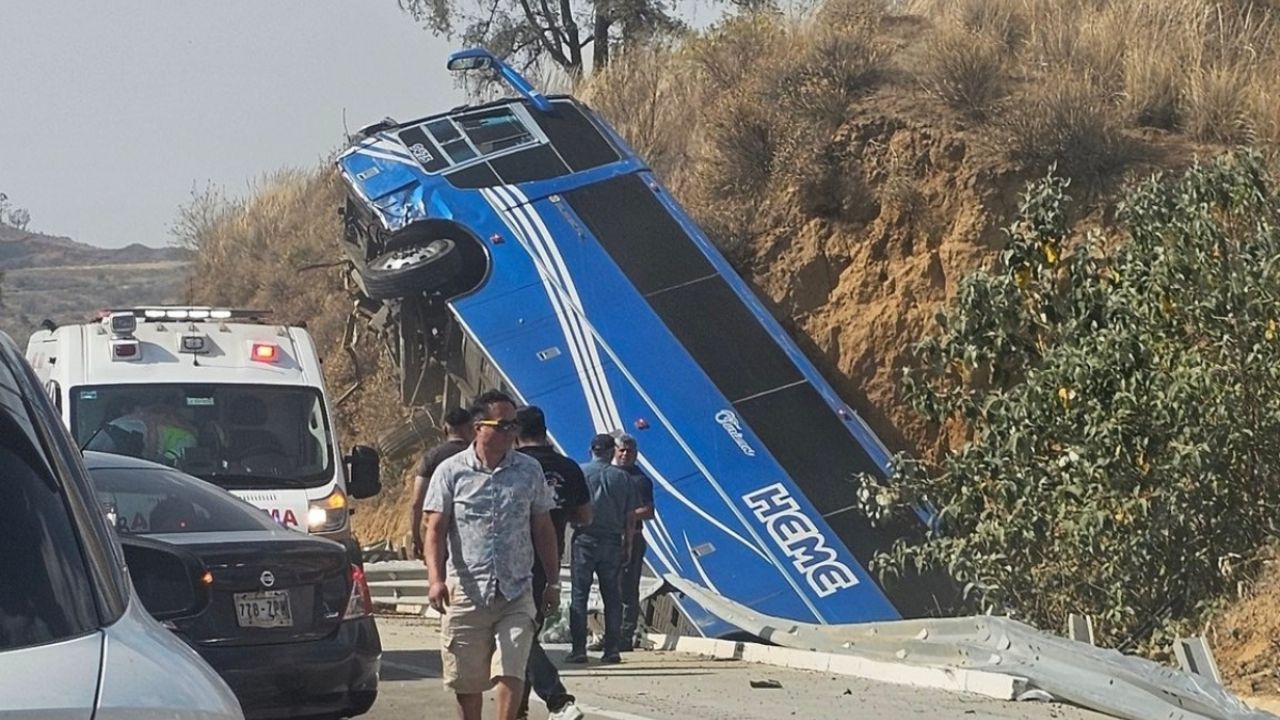 Autobús de pasajeros vuelca en la autopista México-Puebla: hay 4 muertos y 15 heridos