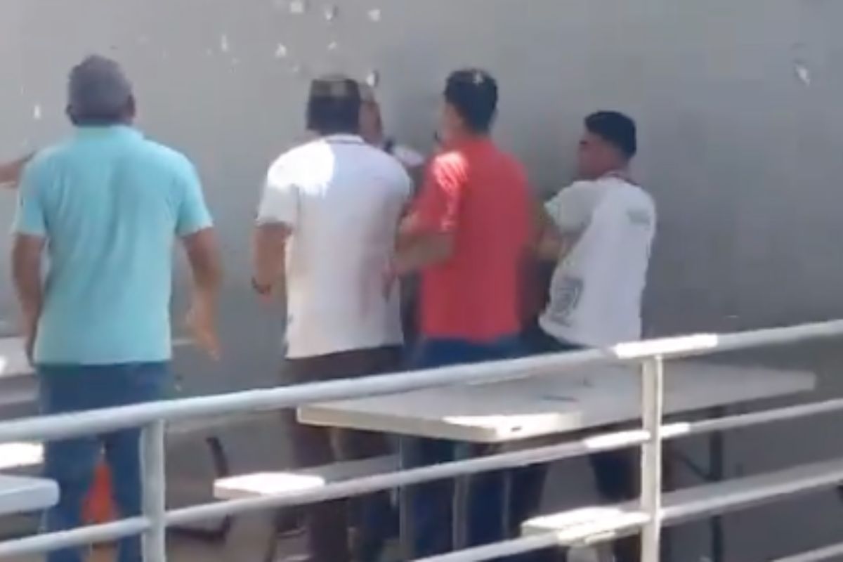 VIDEO: Hombres ingresan a preparatoria de Acapulco y golpean a estudiante