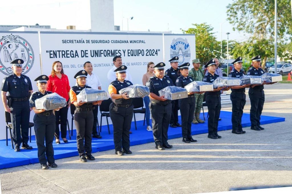 Lili Campos hace entrega de 998 uniformes y equipos a policías de Solidaridad