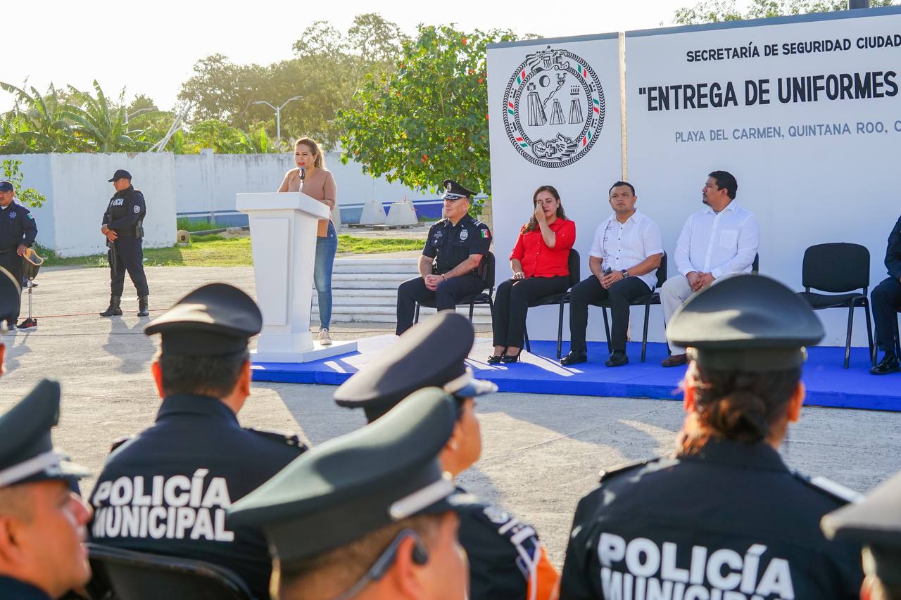 Lili Campos hace entrega de 998 uniformes y equipos a policías de Solidaridad