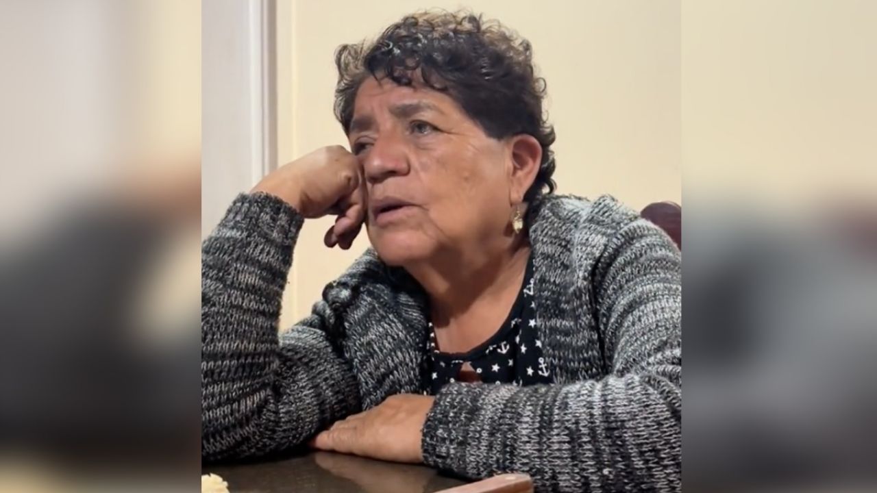 Abuelita en Ecuador se entristece por broma de que no podrá ver 'La Rosa de Guadalupe' por conflicto con México