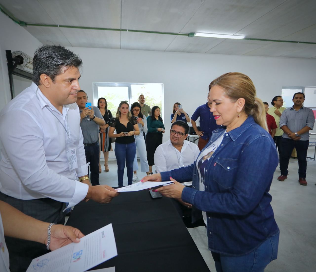 Lili Campos recibe constancia como candidata