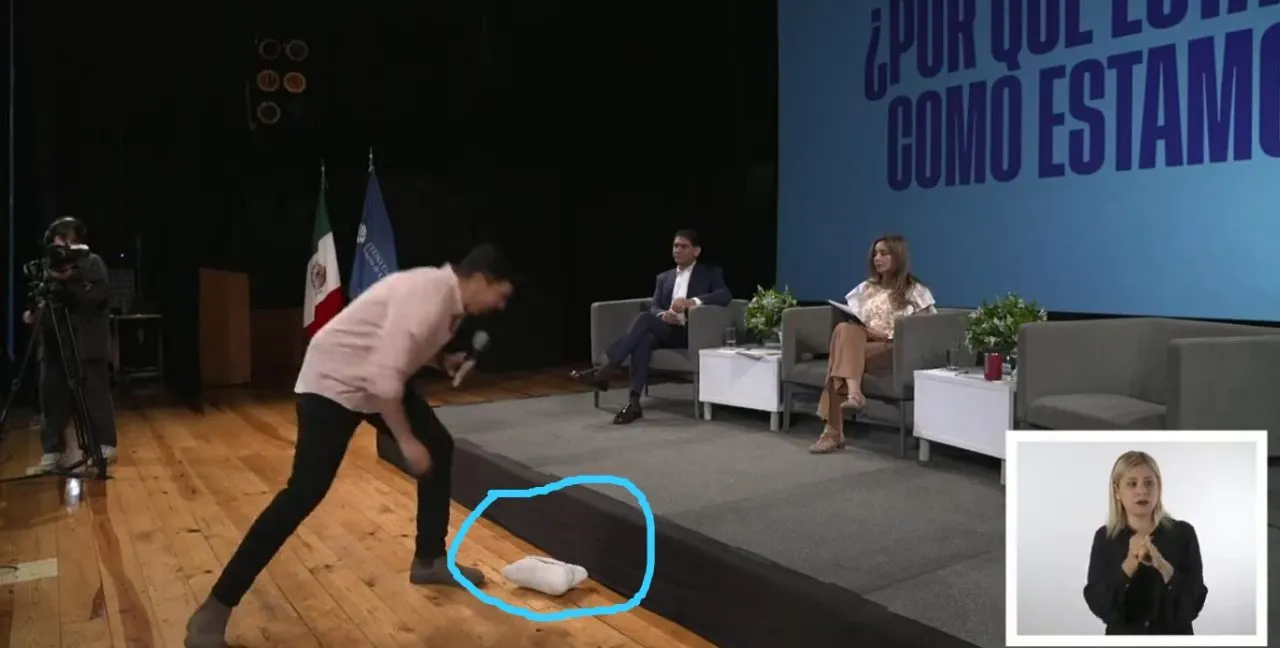 VIDEO: Le avientan un hueso a candidato durante un foro