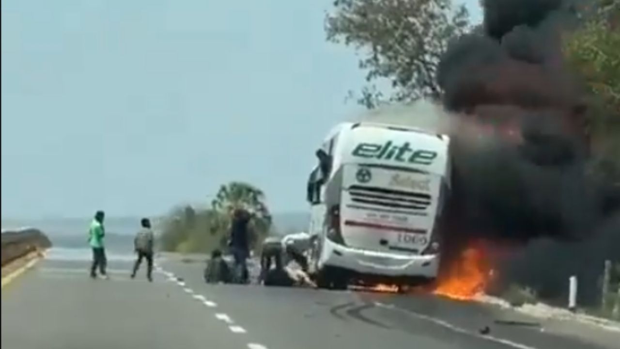 VIDEO: Así saltaron pasajeros de un camión en llamas en Sinaloa