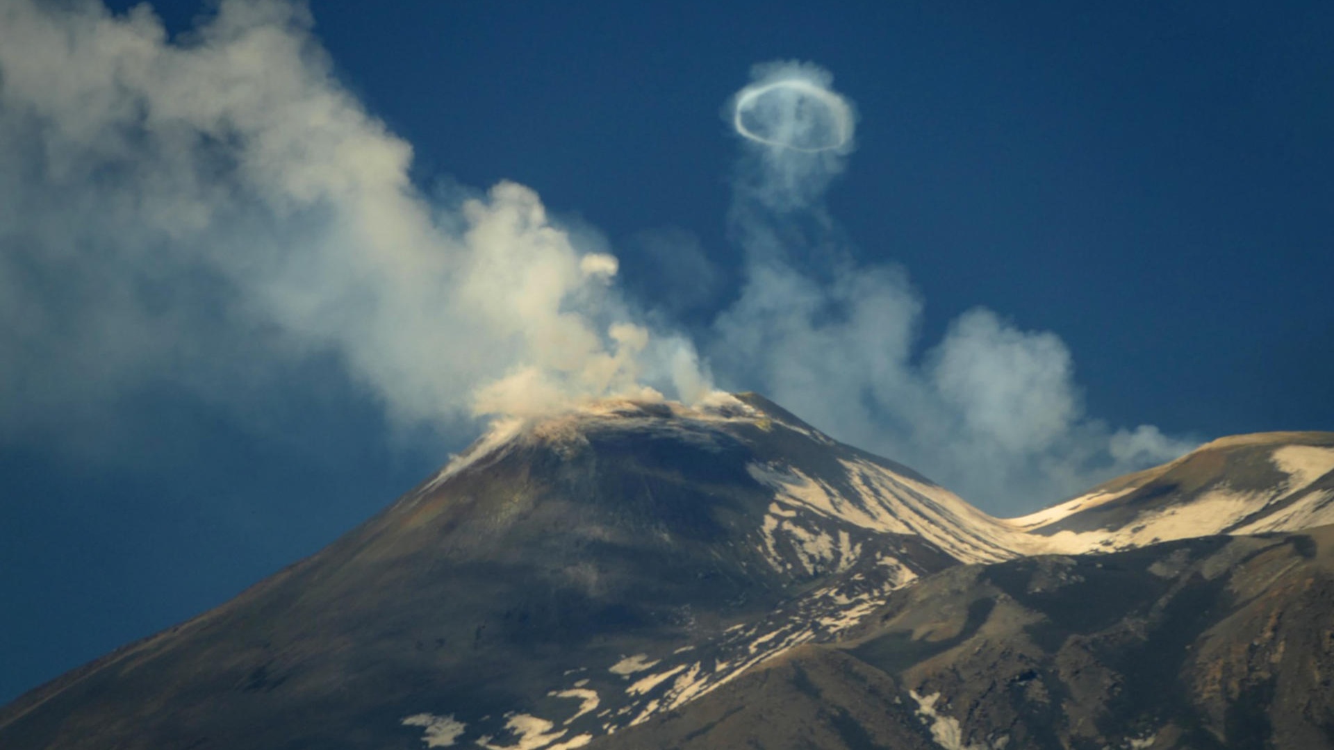 Volcán Etna enciende alertas en Italia, comienza a desprender anillos de humo alrededor del cráter