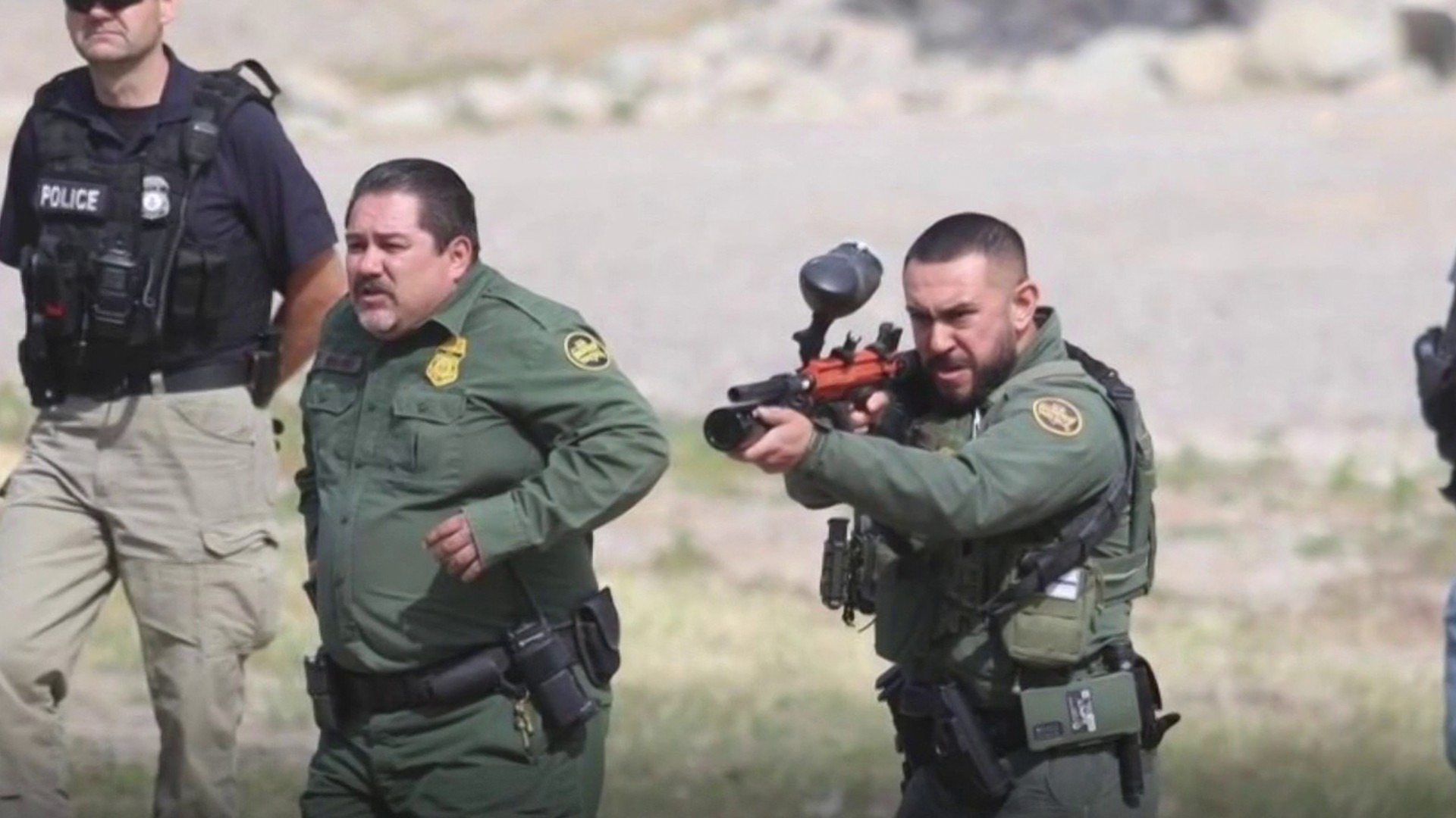 Policía texana dispara balas de goma contra migrantes 