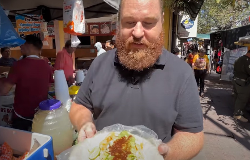 Alemán come tacos de 4 pesos en San Luis Potosí: "Me sorprende el precio"; reacción se vuelve viral