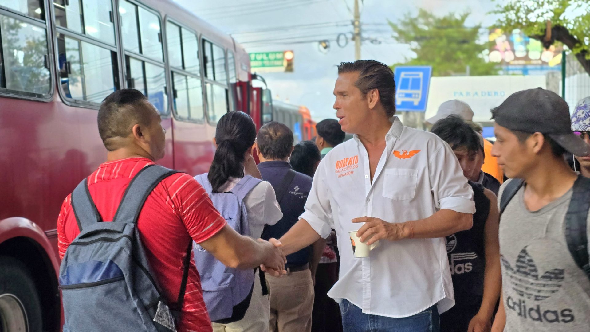 Roberto Palazuelos propone apoyo integral a las mujeres en el Día de las Madres