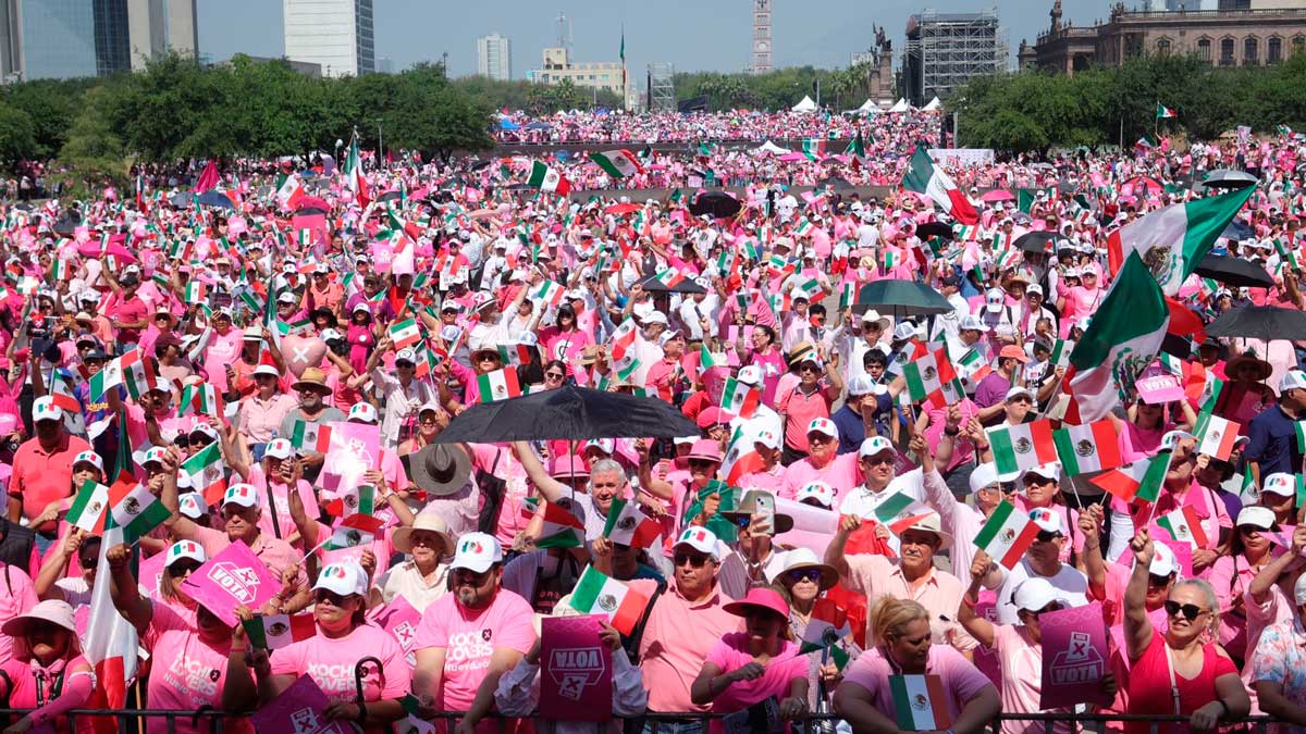 Acuden 95 mil personas a marcha 'Marea Rosa' en el Zócalo