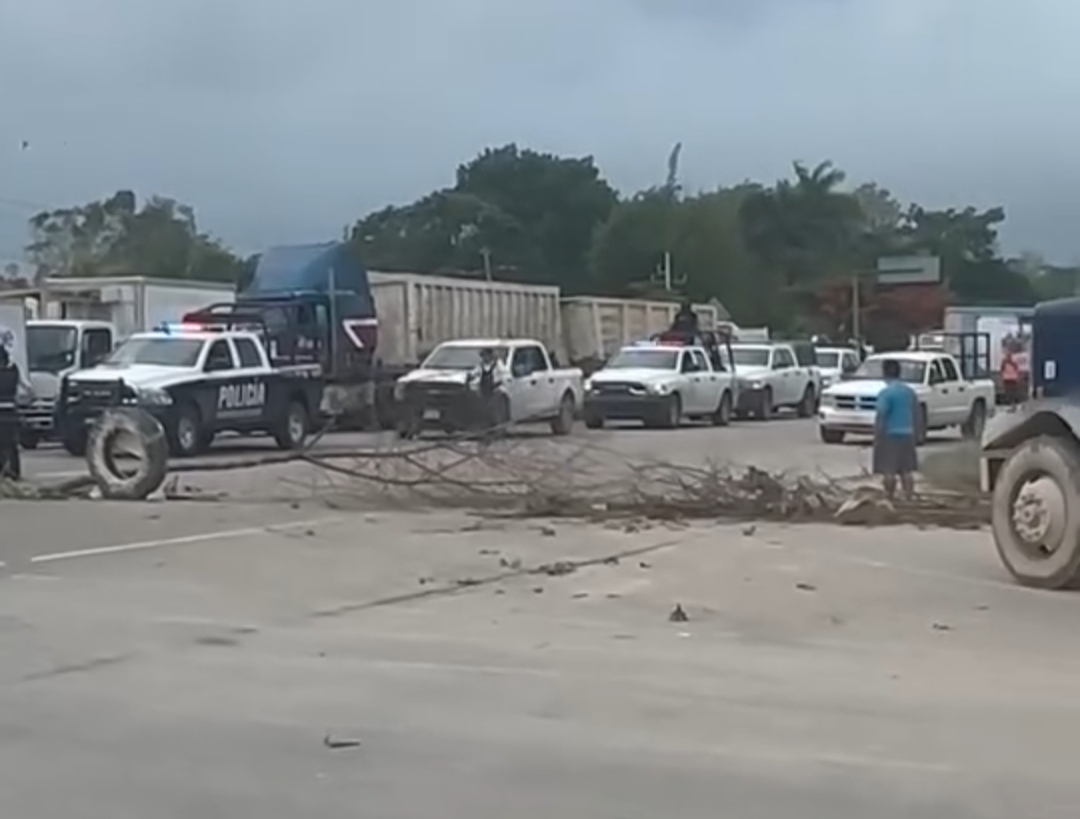 Bloquean carretera Bacalar-Felipe Carrillo Puerto ante fallas en el servicio eléctrico