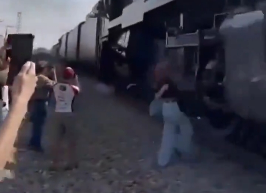 VIDEO: Mujer casi es arrollada por locomotora “La Emperatriz” en Coahuila al intentar tomar una selfie